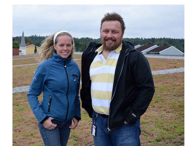 På taket av Lislebyhallen er det plantet sedumgress. Fra venstre sivilingeniør og prosjektleder Nina Stene Wilhelmsen og stabsleder på bygg og eiendom, Espen Andersen, i Fredrikstad kommune. Foto: Tekniske Nyheter