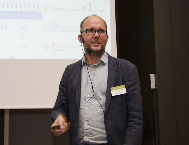 – Ved årsskiftet 23/24 vil sol gå forbi vannkraft, og i løpet av 2027 vil sol bli større enn kull og gass når det gjelder effekt på verdensbasis, sier forskningssjef Erik Marstein fra IFE . Her fotografert på Solenergikonferansen 2018. Foto: EnergiAktuelt