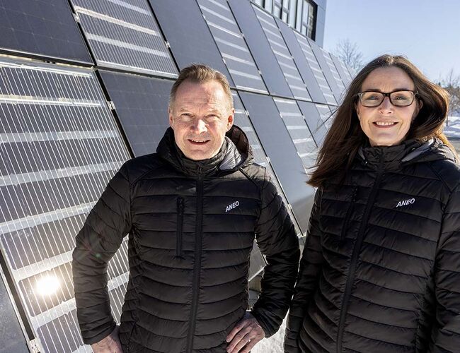 Konstituert konsernsjef Olav Sem Austmo og konserndirektør for vekst fornybar i Aneo, Kari Skeidsvoll Moe, har gjort sin første investering i storskala solkraftverk i Sverige. Foto: Aneo