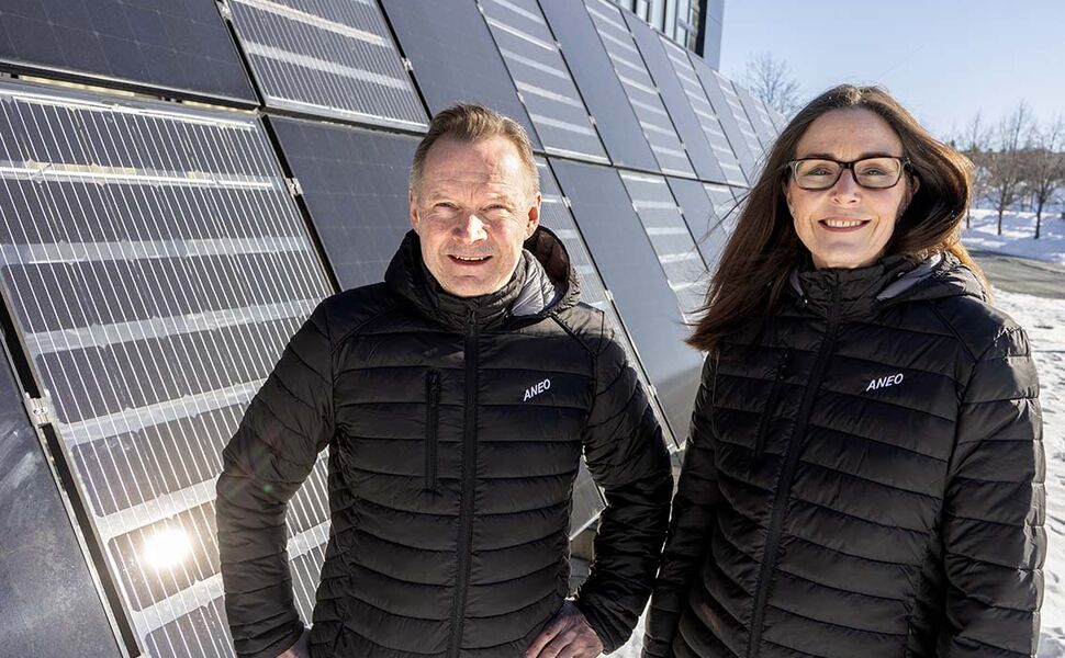 Konstituert konsernsjef Olav Sem Austmo og konserndirektør for vekst fornybar i Aneo, Kari Skeidsvoll Moe, har gjort sin første investering i storskala solkraftverk i Sverige. Foto: Aneo