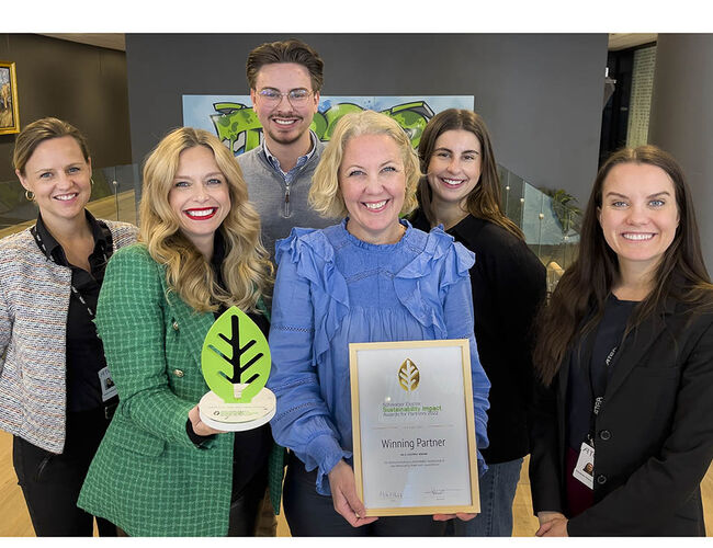 Fra venstre: Hanne Zakariassen, Nelly Flatland, Theodor Gjelsten fra Atea, Astri Grov og Camilla Pedersen fra Schneider Electric, og Elisabeth Nissen Eide, Head of Sustainability & Compliance i Atea. Foto: Schneider Electric.