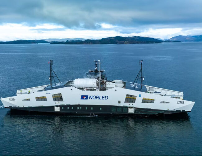 MF Hydra seiler med flytende hydrogen. Du ser vanndamp fra den hvite hydrogentanken på toppen. Foto: Norled