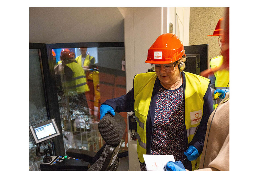 Statsminister Erna Solberg roste etableringen av avfallsforbrenningsanlegget på Skattøra i Tromsø under åpningen i 2018. Nå foreslår Regjeringen hennes å avgiftsbelegge virksomheten til anlegget. Foto: Kvitebjørn Varme