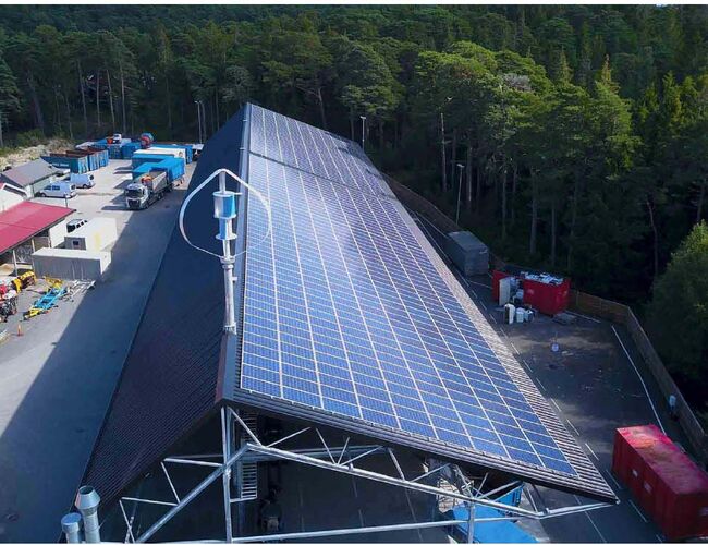Solcellene og vindturbinen som er installert i Sandbakken Energipark. Foto: Fredrik Aspheim