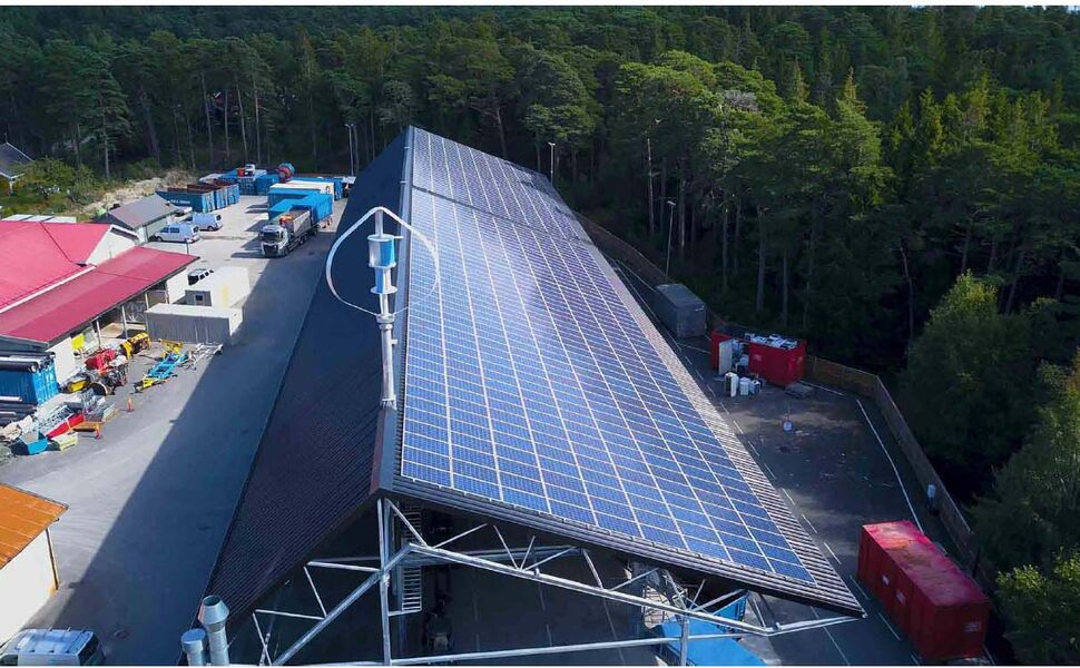 Solcellene og vindturbinen som er installert i Sandbakken Energipark. Foto: Fredrik Aspheim