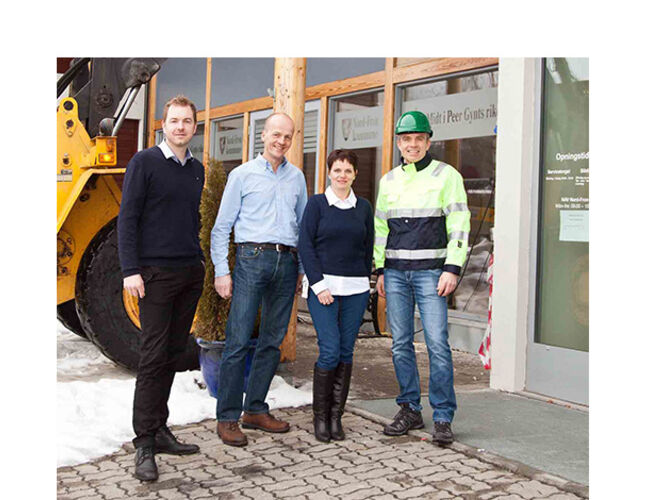 På bildet fra venstre: Per Hellevik Carlsson, Schneider Electric, ordfører Olav Røssum, Nord-Fron kommune, prosjektleder Ingrid Slettmoen, Nord-Fron kommune og Åge Rødde, Schneider Electric. Foto: Schneider Electric