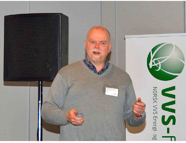 Under fagseminarene på VVS-dagene fortalte seksjonsleder for energi og miljø Bjørn Antonsen om Undervisningsbyggs erfaringer med varmepumper. Foto: Tekniske Nyheter