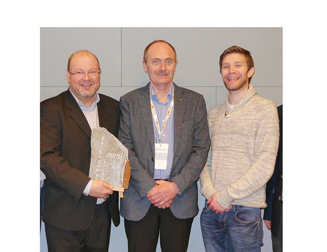 Trond Rikhard Haugen, Olav Høyem og Øystein Engan mottok prisen på vegne av NTNU. Foto: Novap