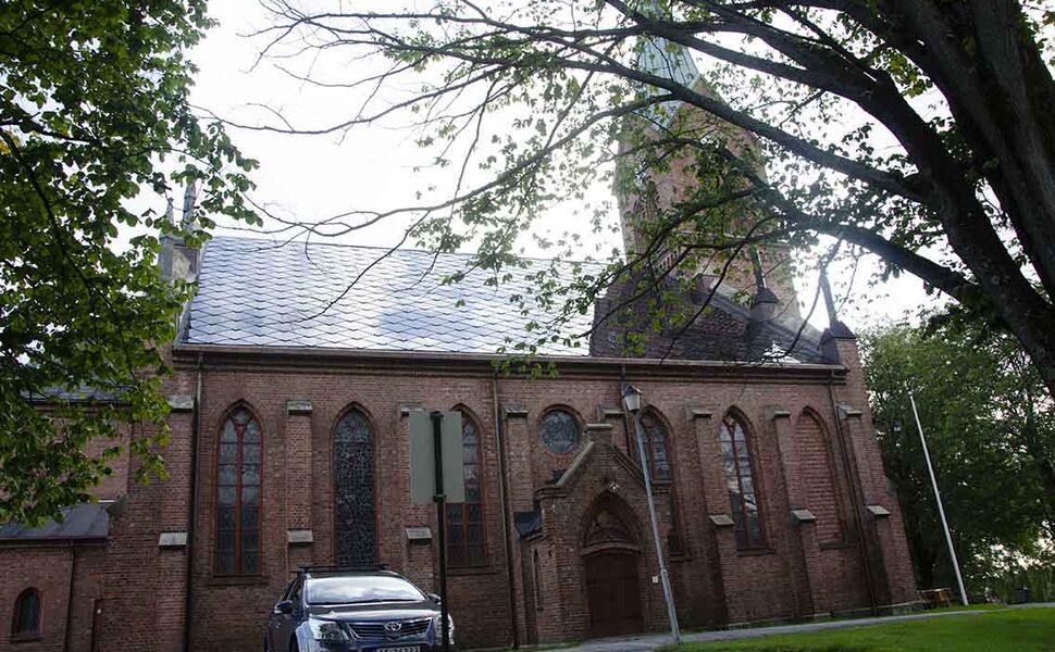 På taket mot nord er det på Sarpsborg kirke valgt å montere rene glassplater som ser ut som solceller. Foto: Tekniske Nyheter