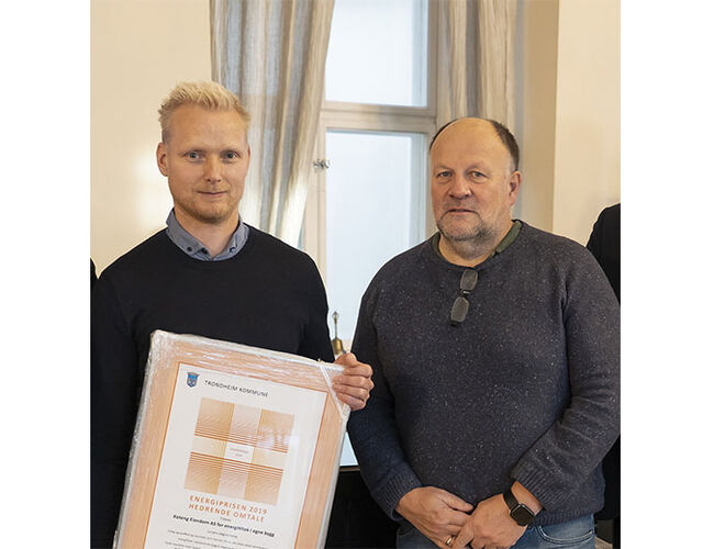 Energiansvarlig Rune Solberg og daglig leder og eier Ivar Koteng i Koteng Eiendom fikk diplom og hedrende omtale. Foto: Geir Hageskal
