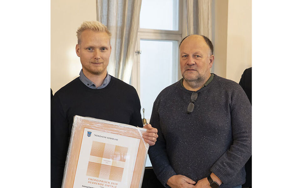 Energiansvarlig Rune Solberg og daglig leder og eier Ivar Koteng i Koteng Eiendom fikk diplom og hedrende omtale. Foto: Geir Hageskal