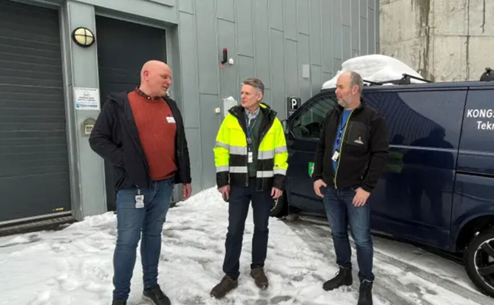 Fra venstre: Roar Jarness, Frank Abelsen og Frode Engedal utenfor anlegget i Kongsberg Teknologipark. Foto: Kongsberg kommune