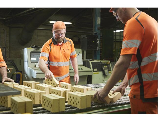 Nordens største teglbedrift, Wienerberger, velger å omlegge sitt største teglverk Vesterled, til å utelukkende produsere den miljøvennlige teglsteinen kalt LESS. Foto: Wienerberger