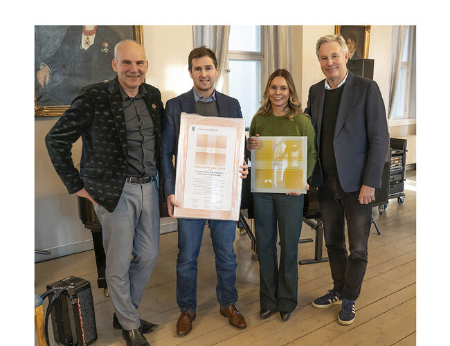 Lisa Johansen og Nils Magne Vikan i E. C. Dahls Eiendom, omkranset av kommunalrådene Ola Lund Renolen(t.v.) og Erling Moe (t.h.). Foto: Geir Hageskal   