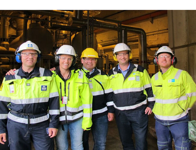 Fornøyde partnere utenfor Skagerak Varmes nye varmesentral i Yaras kalksalpeterfabrikk. Fra venstre Anders Holst, Yara, Lene Rambekk, Herøya Industripark AS, Are Vegar Hansen og Tom-Erling Svendsen, Skagerak Varme, og Stian Hansen, Bilfinger. Foto: Åse Himle, Herøya Industripark as
