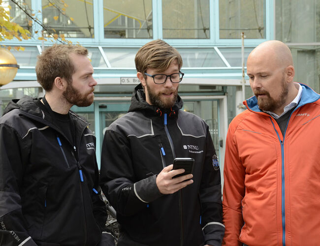 Ole Magnus Stene og Øystein Engan, som er ansvarlige for sentral driftskontroll (SD) og energioppfølging ved NTNU og Marius Bremseth, senior salgsingeniør fra Schneider Electric.  Foto: Schneider Electric