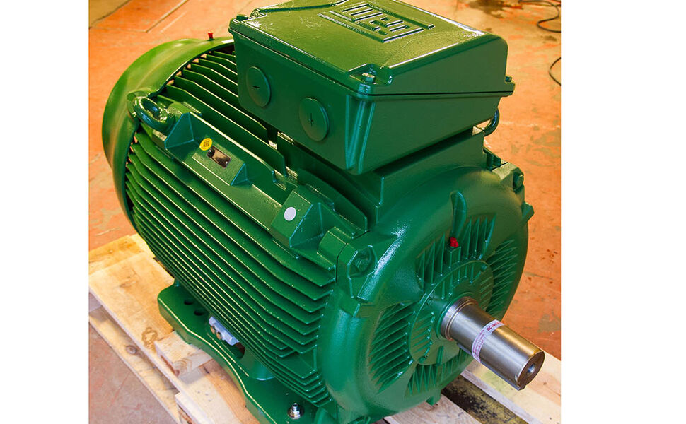 Elkems nye motor, som veier 1,3 tonn, gjør at selskapet tilfredsstiller energiforbrukskrav fra norske myndigheter som ikke vil tre i kraft før i 2019. Foto: Tools