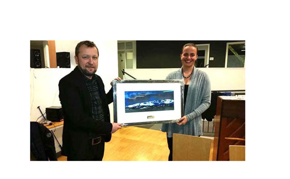 Lederen i miljø- og kulturutvalget, Vidar Skeie, delte ut prisen til daglig leder Kathrine Månum i Hordaland Bioenergi. Foto: Gunnar Bergo