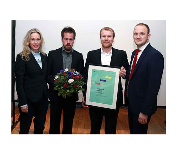 Fra venstre Anita Krohn Traaseth, adm. dir. Innovasjon Norge, Jo Oxhovd Svalesen, Tor Oxhovd Svalesen og landbruks- og matminister Jon Georg Dale. Foto: Vidar Alfarnes