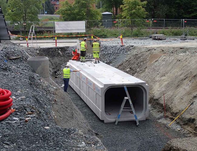 Installering av 52 m³ fordrøyingstank for oppsamling av vatn frå dei ulike delane av handteringssystemet for overvatn rundt ZEB-laboratoriet i Trondheim. Foto: Klima 2050