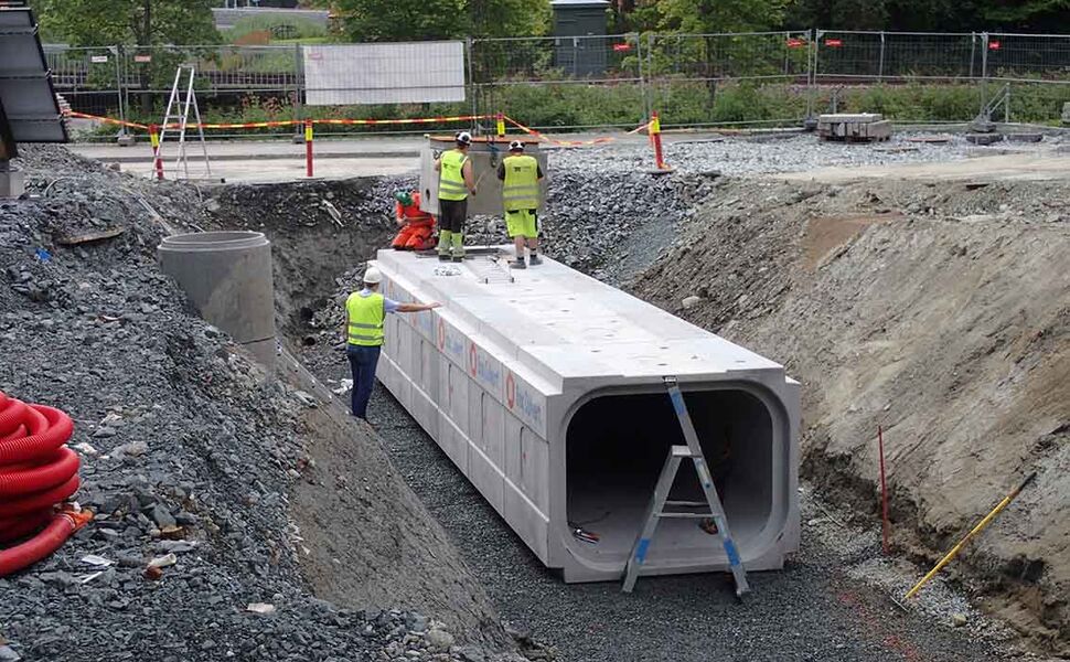 Installering av 52 m³ fordrøyingstank for oppsamling av vatn frå dei ulike delane av handteringssystemet for overvatn rundt ZEB-laboratoriet i Trondheim. Foto: Klima 2050