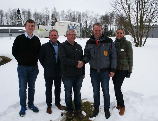 Fra venstre Andreas Kallevik (innkjøpsleder Nortura), Fred Bakkejord (fabrikkdirektør Nortura), Terje Bogsveen (teknisk sjef Nortura), Einar Stuve (daglig leder Oplandske) og Heidi Hemstad (styreleder Oplandske). Foto: Oplandske Bioenergi
