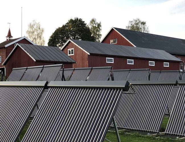260 m2 med vakuumrørsolfangere er installert på Gjønnes gård. Foto: Gjønnes Energi