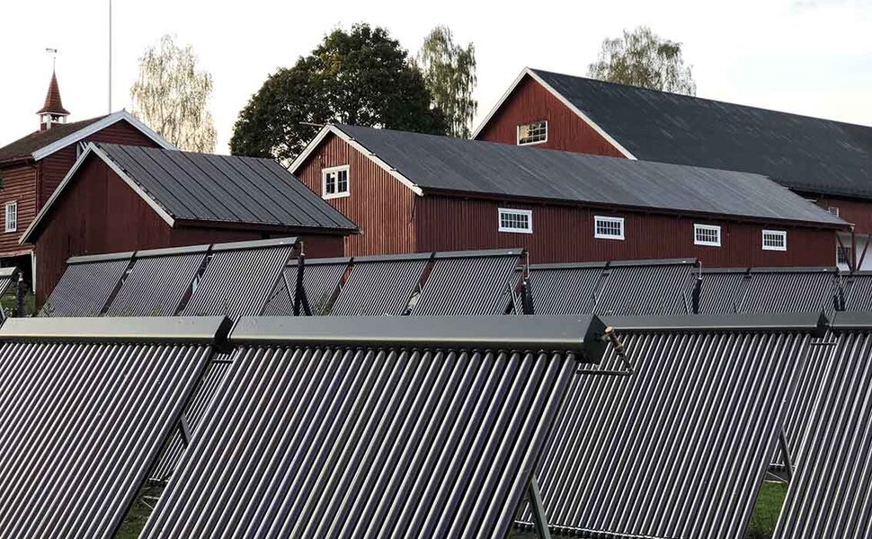 260 m2 med vakuumrørsolfangere er installert på Gjønnes gård. Foto: Gjønnes Energi