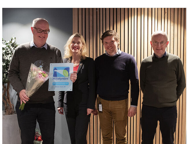 Administrerende direktør Erling Ølstad kunne på vegne av Mester Grønn stolt motta prisen ”Årets Miljøfyrtårn 2019” fra daglig leder i Miljøfyrtårn Ann-Kristin Ytreberg. Her sammen med miljøsjef Henrik Jagland og økonomidirektør og eier Ola Ølstad. Foto: Mester Grønn