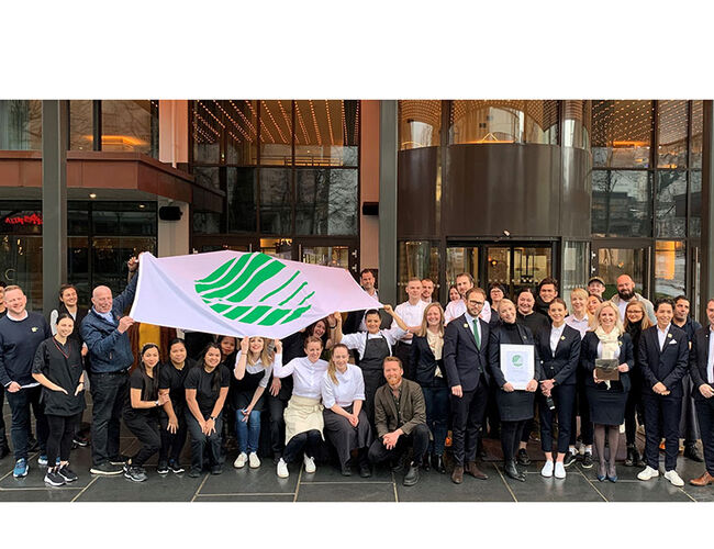 De ansatte ved Hotel Norge by Scandic jublet etter å ha mottatt Svanemerket, tirsdag ettermiddag. Foto: Scandic
