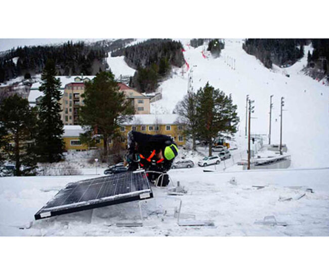 På taket til VM-organisasjonenes bygg i Åre er det bygd et 380 m sup 2</sup> stort soltak. Foto: Vattenfall