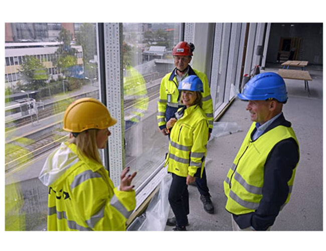 Geir Lippestad (t. h.), byråden for næring og eierskap i Oslo, Rigmor Hansen, adm. dir, Undervisningsbygg og Are Strøm, divisjonsdirektør for NCC Building lytter til skolens arkitekt, Ida Hexeberg fra HRTB arkitekter. Foto: Undervisningsbygg