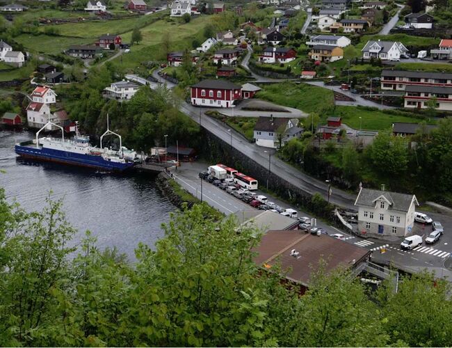 MF Ole Bull ved Valestrand ferjekai. Foto: Tor Arne Aasen. 