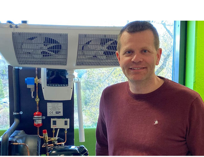 Kursholder Bjørn Frostad-Solberg begynte å montere varmepumper allerede midt på nittitallet.  Foto: Novap
