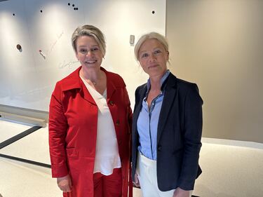 Stasråd Marte Mjøs Persen sammen med rektor Gyrid Nedberg Grønlid.