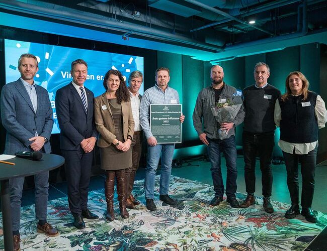 Fjorårets prisutdeling på Årets grønne driftskonferanse. Prisen for Årets grønne driftsteam 2022 gikk til Team Pirsenteret fra E.C. Dahls Eiendom og ble delt ut av olje- og energiminister Terje Aasland (Ap). Foto: Grønn Byggallianse
