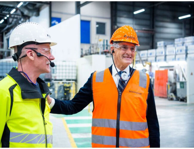 Produksjonsleder Jon Fredrik Bakker hos Gyproc viste statsminister Jonas Gahr Støre rundt i fabrikken i Fredrikstad. Foto: Paal-Andre Schwital/Metro Branding