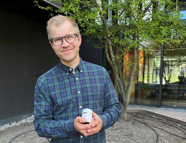 Smart RadiatorTermostat er det siste tilskuddet til ELKO Smart og passer til de fleste vannbårne radiatorer, forteller produktsjef for ELKO Smart, Christoffer Borgersen Strand. Foto: Elko