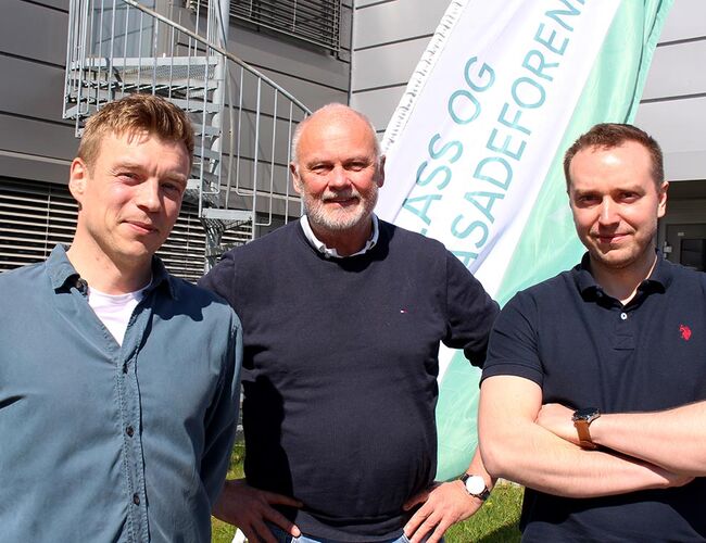 Faglig leder Jonas van Zwieten Sivertsen og direktør Bjørn Glenn Hansen ønsker Piotr Sternik og ML Nordic AS velkommen til Glass og Fasadeforeningen. Foto: Glass og Fasadeforeningen