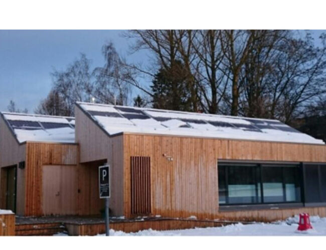 Solcellepanelene på taket av NTNUs ZEB Living Lab i Trondheim ble brukt som et casestudie for å finne ut hvor mye solenergi som går tapt på grunn av snødekket gjennom vintermånedene. Foto: NTNU