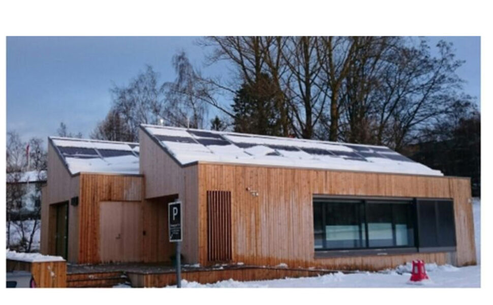 Solcellepanelene på taket av NTNUs ZEB Living Lab i Trondheim ble brukt som et casestudie for å finne ut hvor mye solenergi som går tapt på grunn av snødekket gjennom vintermånedene. Foto: NTNU