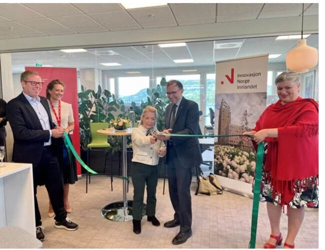 Fra venstre: Håkon Haugli, direktør i Innovasjon Norge, Silje Lesjø, leder for landbruk i Innovasjon Norge og konstituert direktør i Bionova, Sandra Borch, landbruks- og matminister, Espen Barth Eide klima- og miljøminister og Anita Ihle Steen, ordfører i Ringsaker kommune.  Foto: KLD