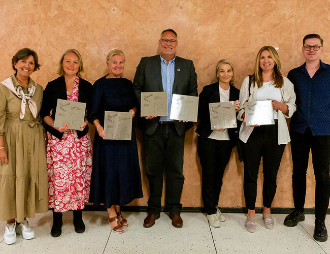 Fra venstre: Lisbeth Hammer Krog (ordfører Bærum kommune), Ingeborg Briseid Kraft (forbildeprosjekt Fornebu HUB), Hilde Karin Kløvfjell (forbildeprosjekt Eikeli videregående skole), Jørgen Molvig (forbildeprosjekt Treklang og Eiksveien 116), Marit Jakobsen Leganger (forbildeprosjekt Sofienberggata 7), Kjersti Folvik (forbildeprosjekt Furuset hageby), Herman Søndenaa (byrådssekretær i byråd for byutvikling i Oslo kommune). Foto: Tove Lauluten