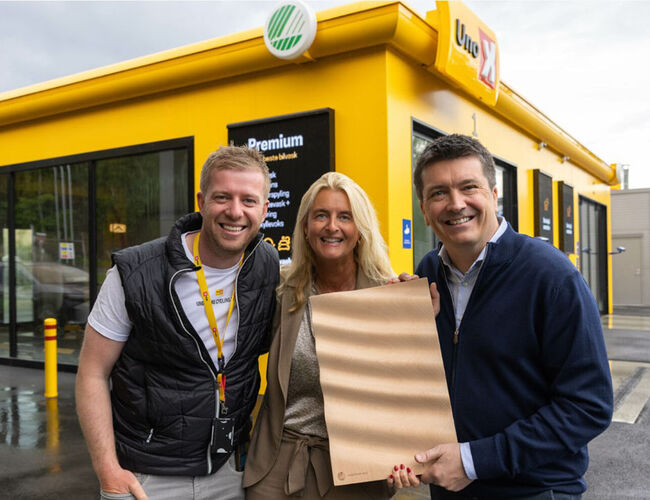 Fra venstre: Jens Haugland, leder for Uno-X Mobility Norge, Cathrine Pia Lund, administrerende direktør i Svanemerket, og Ole Robert Reitan, CEO i Reitan Retail, med Svaneprisen på Uno-X Østerås i Bærum. Foto: Øyvind Breivik/Reitan Retail
