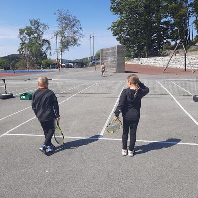 elever spiller tennis