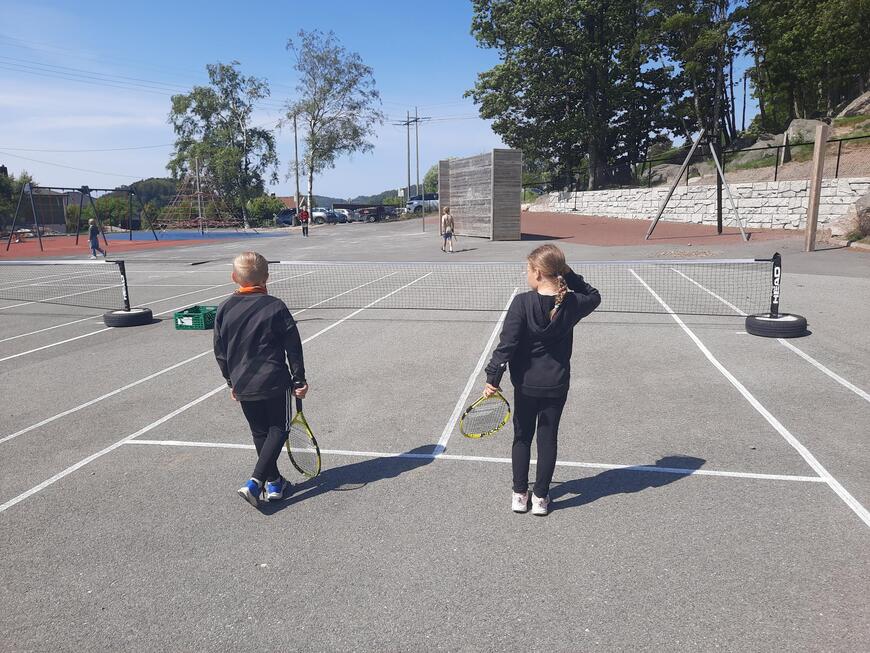 Elever ved Frøysland skole spiller tennis