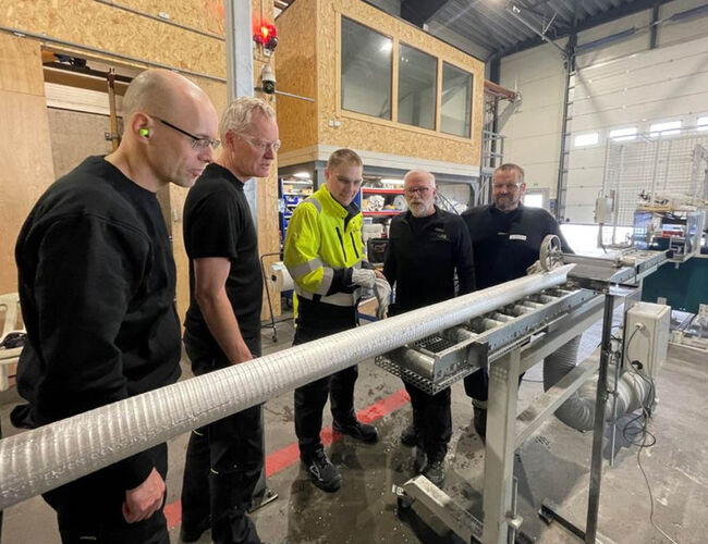 Nuvosil har utviklet en miljølvennlig resirkulering som reduserer energiforbruket og CO2-utslippene med 90 %. Fra venstre Øyvind Nielsen (CTO Nuvosil), Bjørn-Olav Brelin (CEO, Nuvosil), Geir Kvam-Langelandsvik (research Scientist, PhD SINTEF Industry), Idar K. Steen (leder LER test senter Nuvosil), Halstein Kvande (Maskintekniker, Storvik). Foto: Enova
