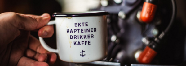 Kopp med tekst Ekte kapteiner drikker kaffe. Foto: Av og til
