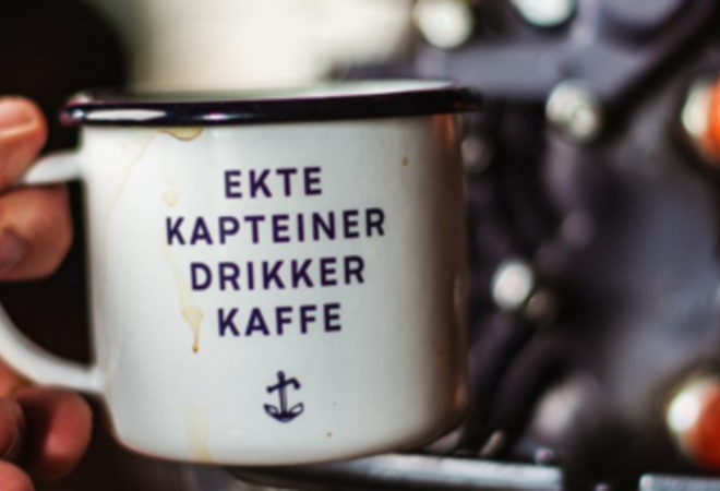 Kopp med tekst Ekte kapteiner drikker kaffe. Foto: Av og til