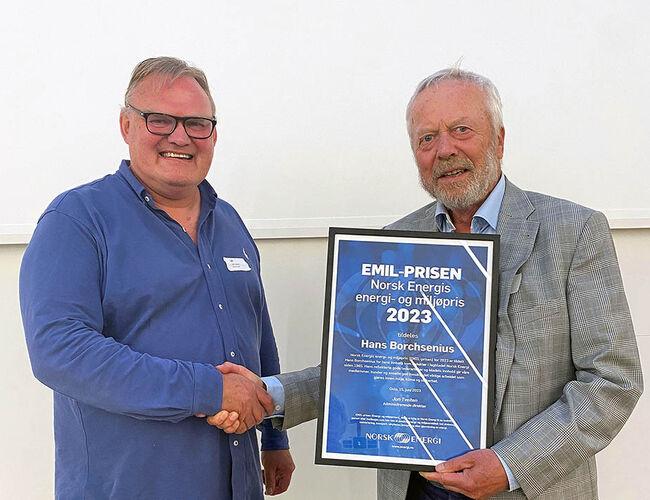 Fra venstre: Jon Tveiten og prisvinner Hans Borchsenius. Foto: Norsk Energi